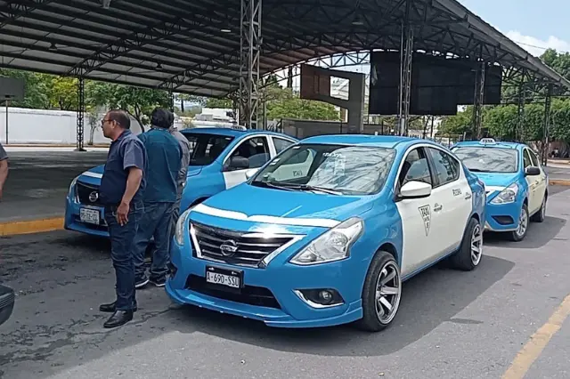 Taxistas de Tehuacán bloquean caseta 76 contra plataformas digitales