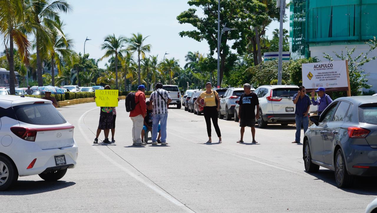 Bloqueo en Costera Miguel Alemán por falta de agua en Petaquillas