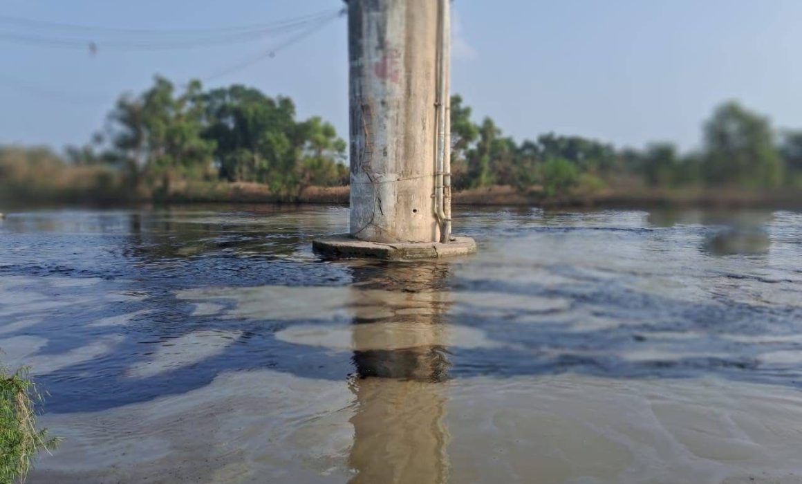 Pemex extrae 345 mil litros de crudo tras derrame en río Pantepec
