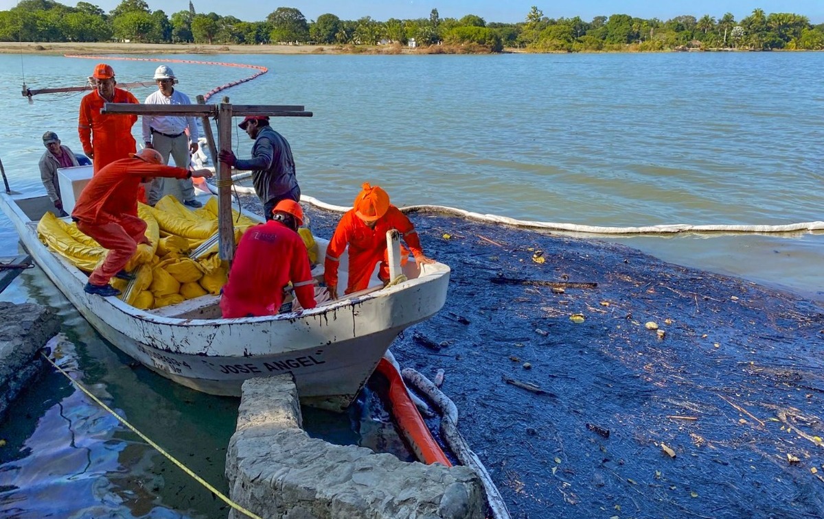 Pemex recupera 2 millones litros tras derrame en Veracruz