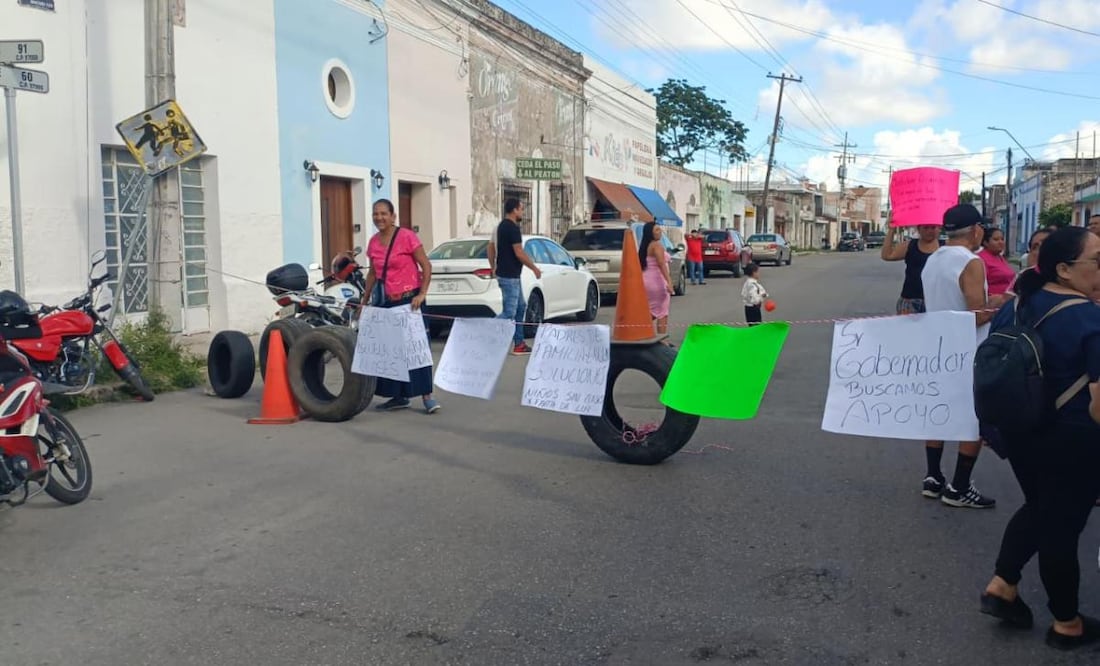 Padres protestan por falta de servicios y abandono en escuela local