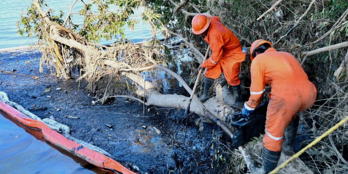 Pemex avanza y recupera 400 mil litros de hidrocarburo en Veracruz