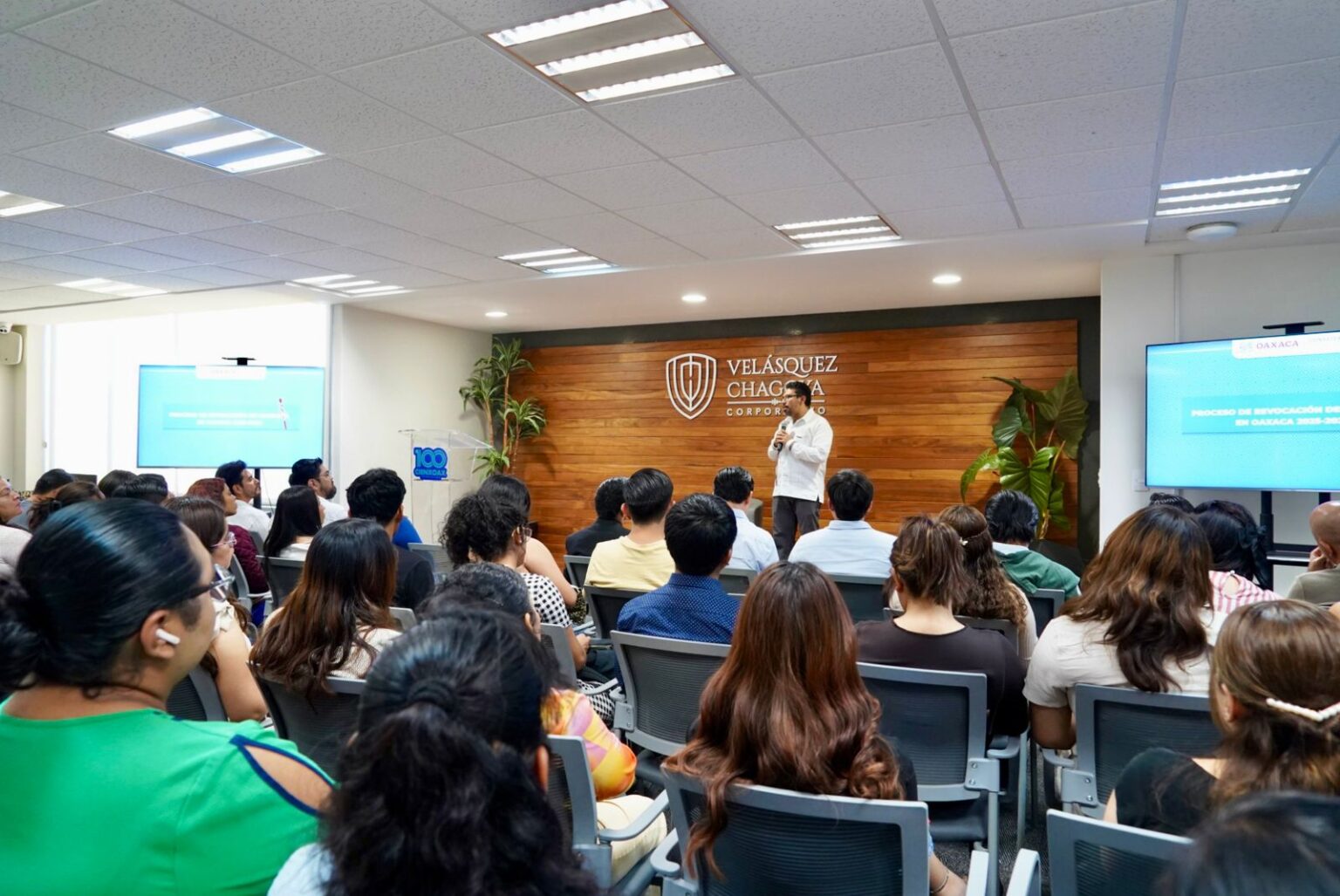 Universitarios de Oaxaca analizan revocación de mandato y democracia juvenil