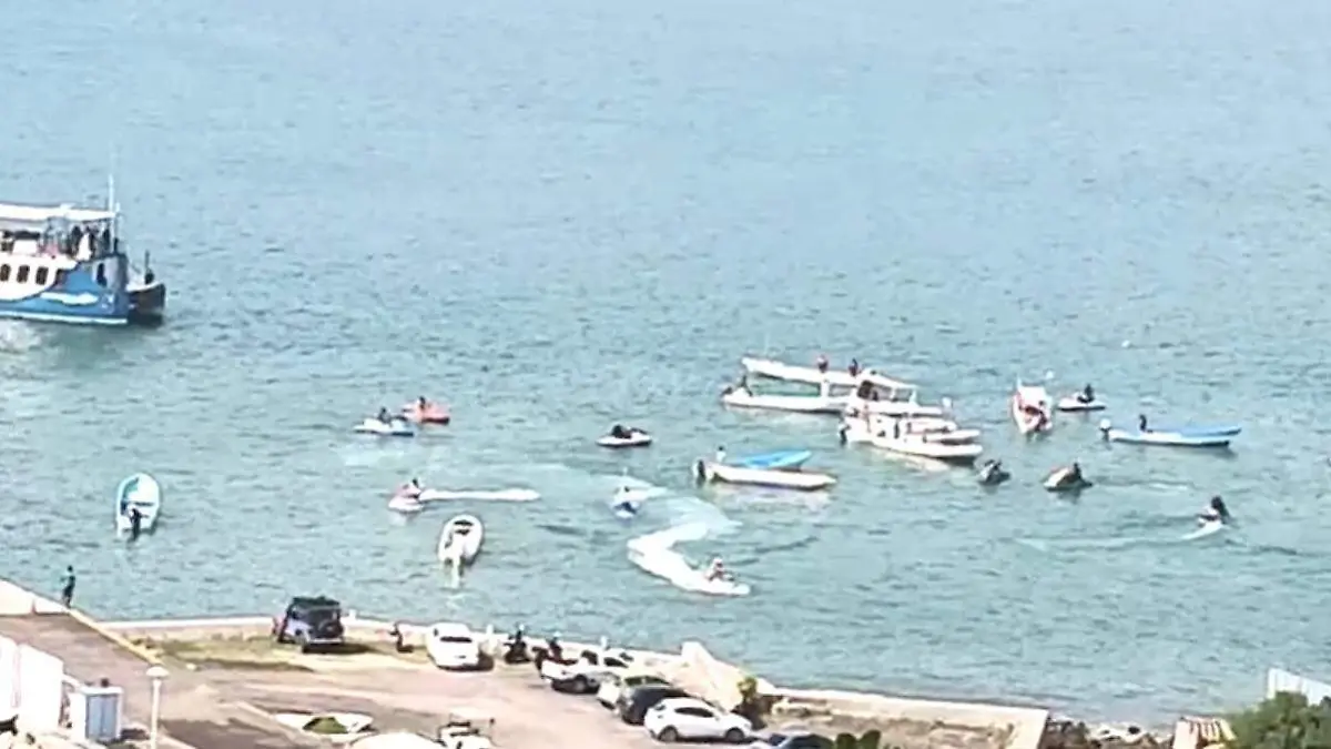 Habitantes de Puerto Marqués bloquean obras del Marinabús en Acapulco