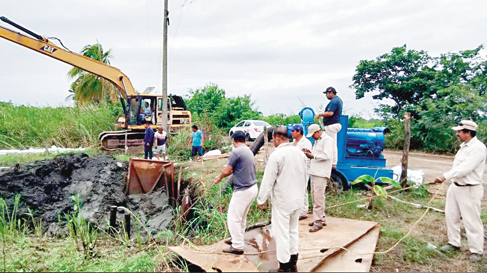 Mega fuga deja sin agua a 40 mil en Frontera, Centla