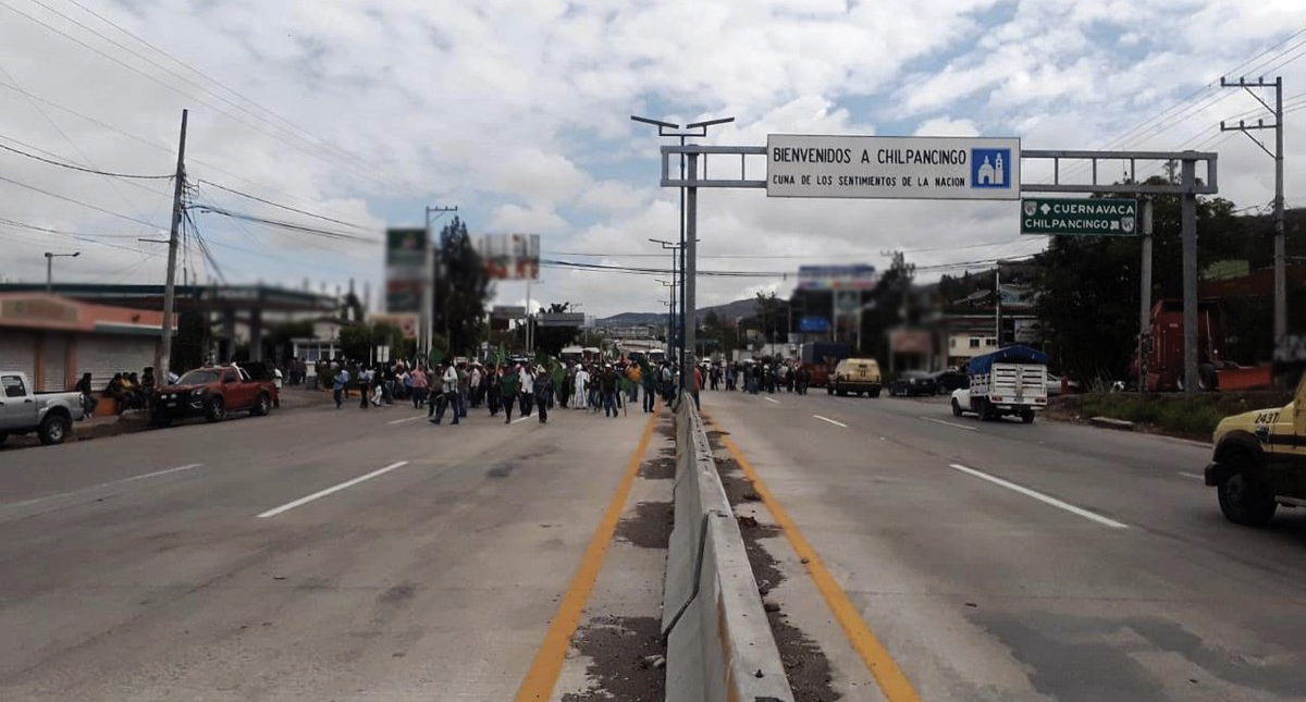 Campesinos bloquean Autopista del Sol en Chilpancingo