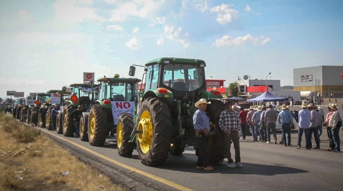 Bloqueos de agricultores y transportistas en 17 estados de México