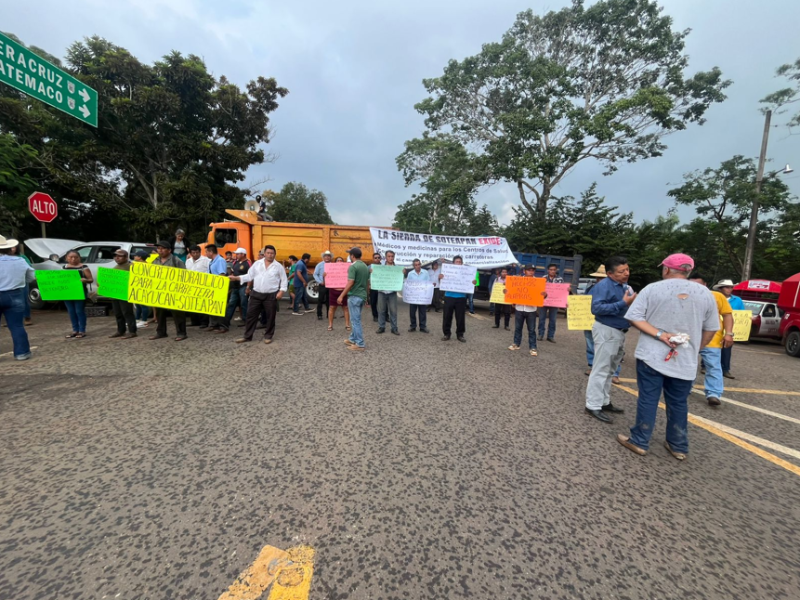 Bloqueo en Soteapan: Campesinos exigen concreto hidráulico