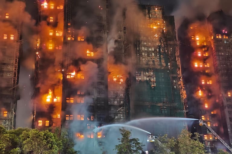 Incendio en Hong Kong: 65 muertos y cientos de desaparecidos