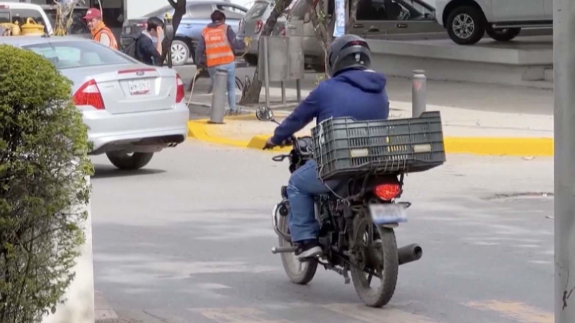 Caen dos 'mandaditos' en Campeche; usaban la moto para entregar droga