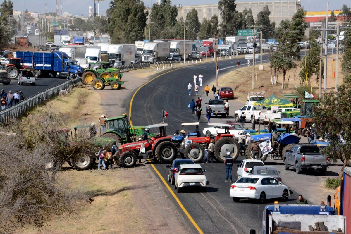 Agricultores paralizan Querétaro: Bloquean por seis horas la carretera a San Luis Potosí