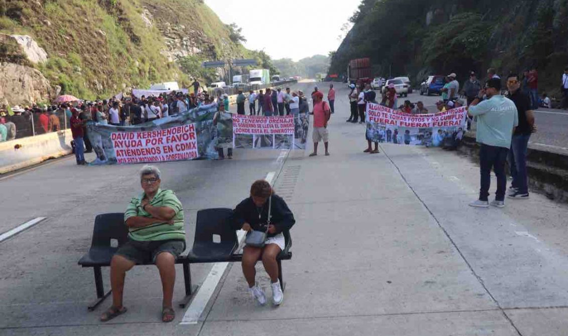 Bloqueo en la Autopista del Sol: Pobladores de Tierra Colorada exigen seguridad y recursos