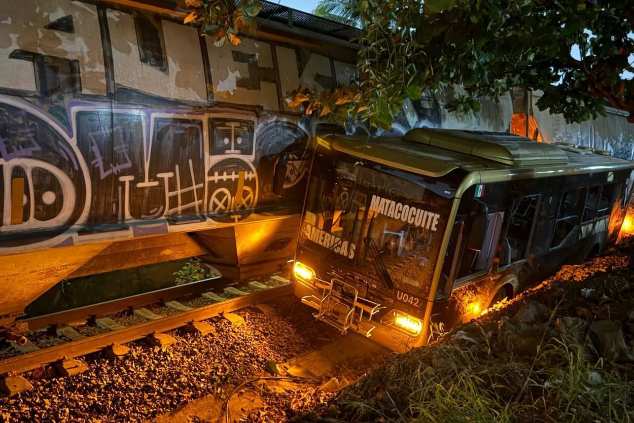 Tren Embiste Autobús Ulúa en Veracruz tras Intentar Ganarle el Paso; Múltiples Lesionados