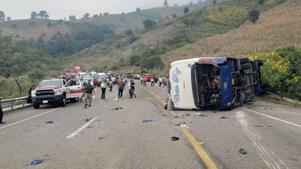 Accidente fatal en Chiapas: Autobús con indígenas vuelca, deja 2 muertos y 22 heridos