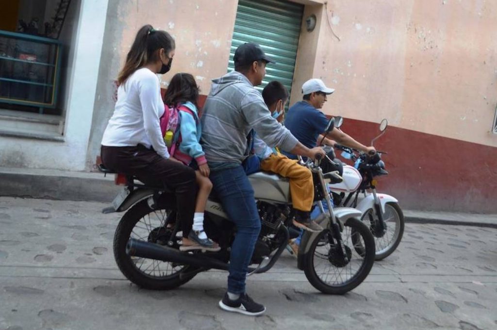 Tabasco: Proponen cancelar licencia por llevar niños en moto