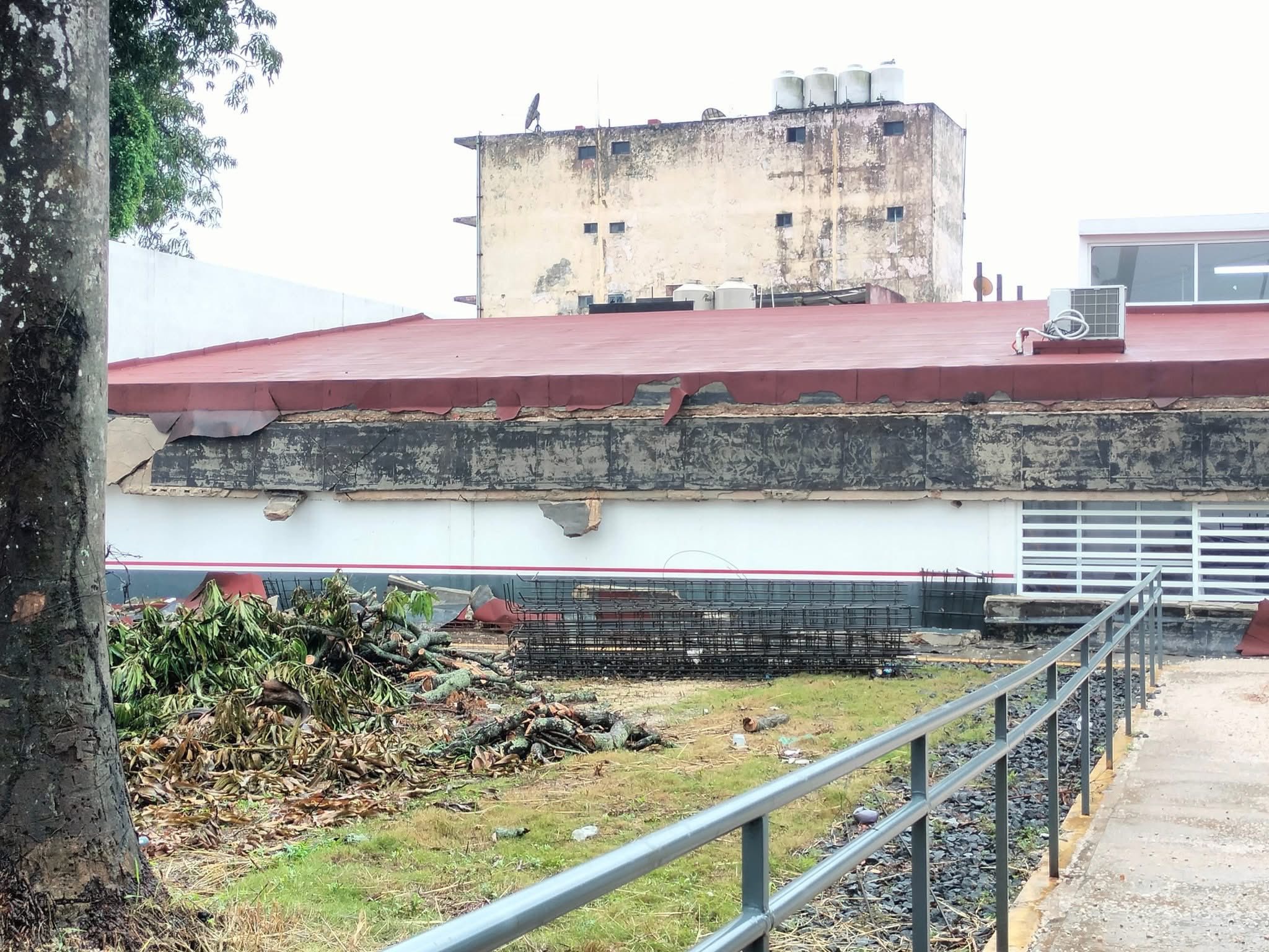 Lluvias y vientos destrozaron centro de salud sin estrenar en Las Choapas