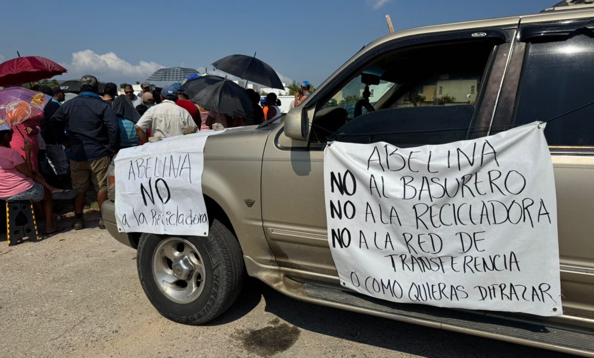 Vecinos de costa dorada en acapulco protestan contra basurero