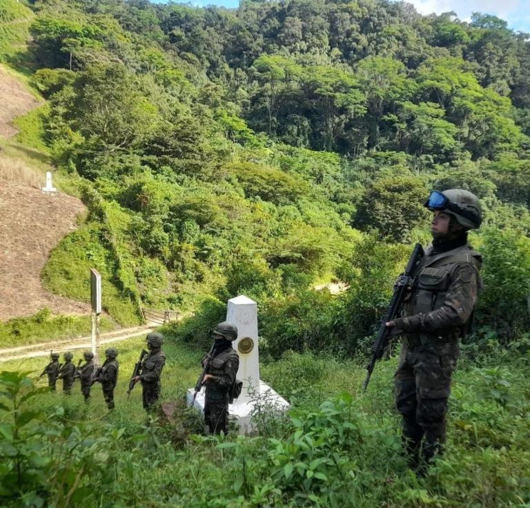Sube a ocho los muertos por choques de cárteles en frontera