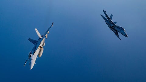 Venezuela denuncia sobrevuelo de f-18 de ee. uu. como intimidación