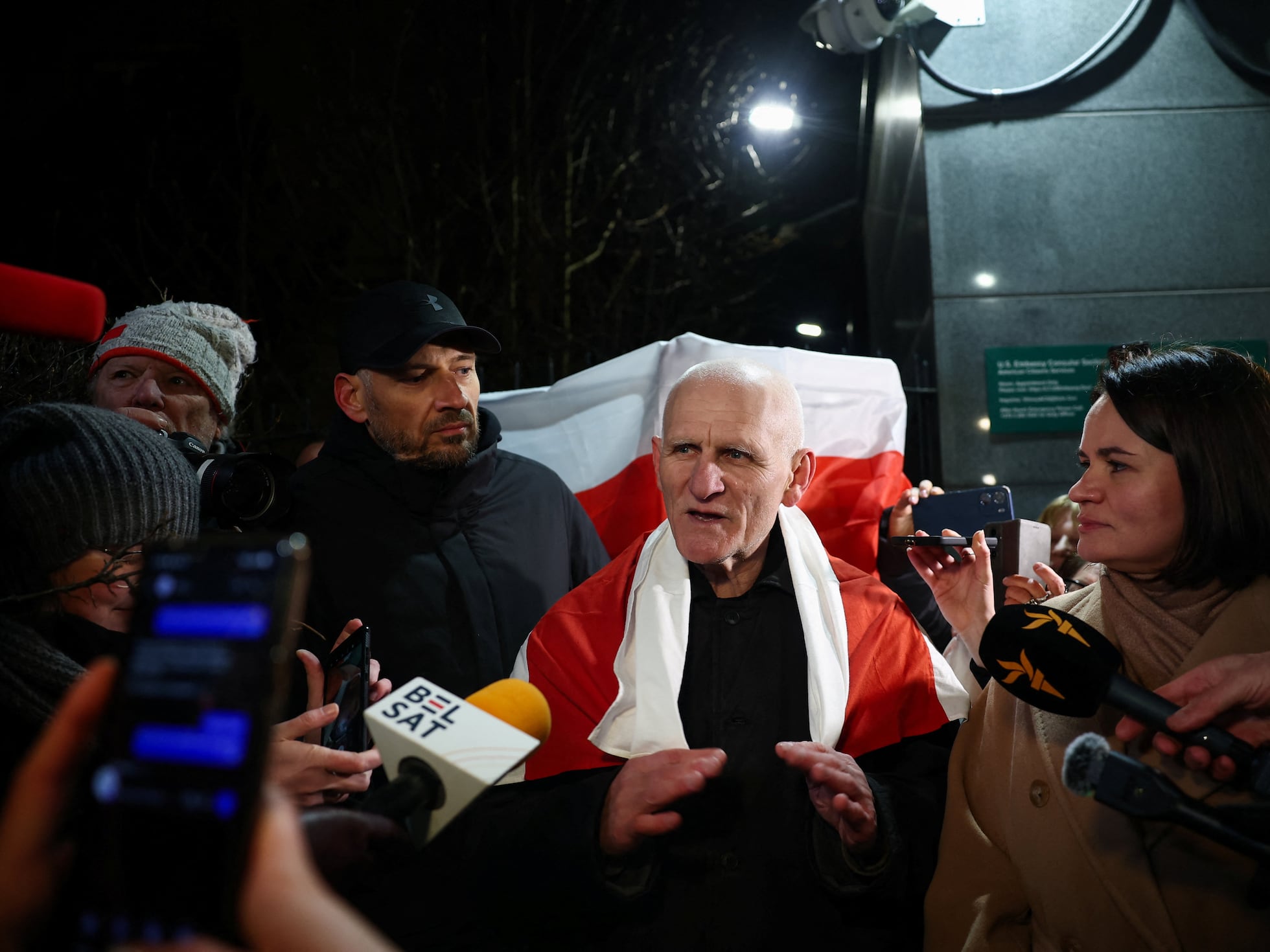 Bielorrusia libera a 123 prisioneros tras acuerdo con ee.uu.