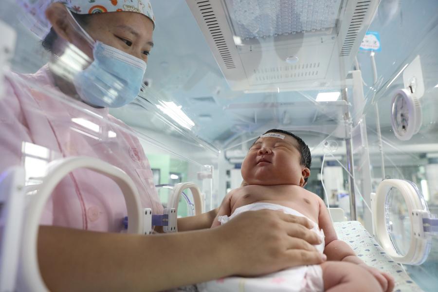 China ofrece partos gratuitos ante baja natalidad