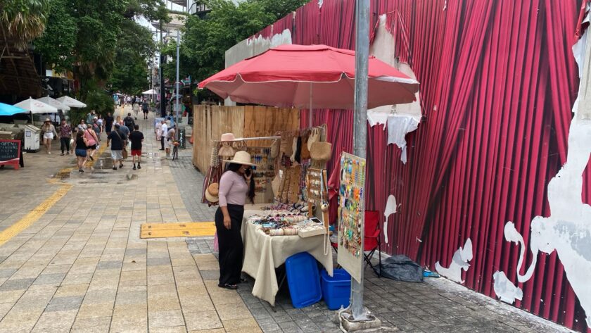 Regularización del comercio ambulante en Playa del Carmen avanza 80%