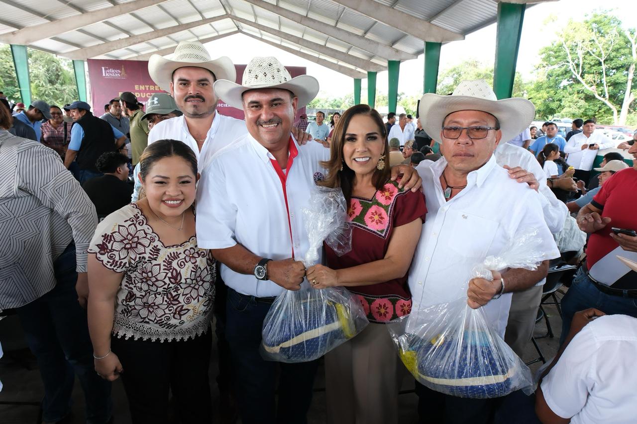 Mara Lezama entrega 3 mil 640 pavos a familias cañeras
