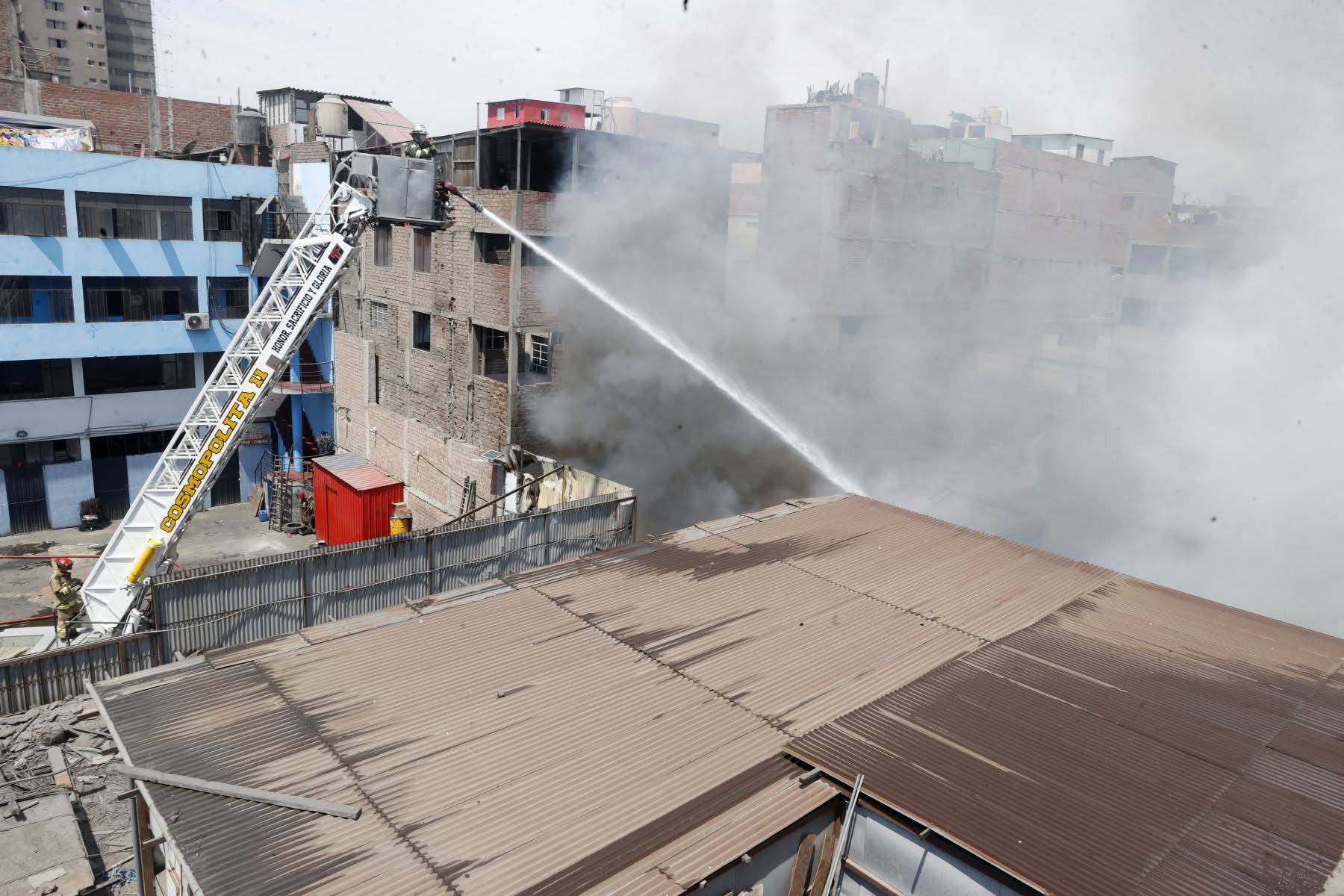 Bomberos descubren almacén ilegal de baterías tras incendio