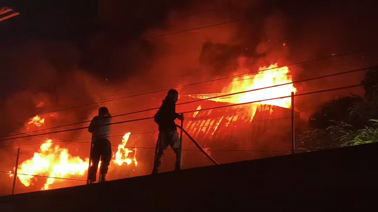 Fuerte incendio consume bodega y vivienda en Tehuantepec