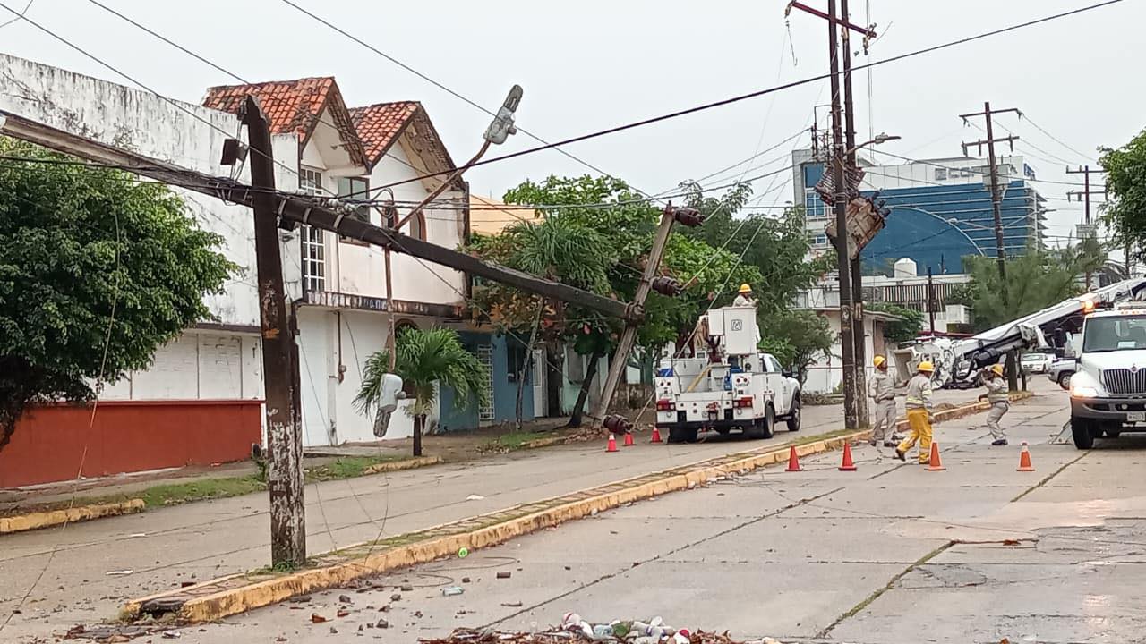 Coatzacoalcos: Postes y transformador de CFE caen en el centro