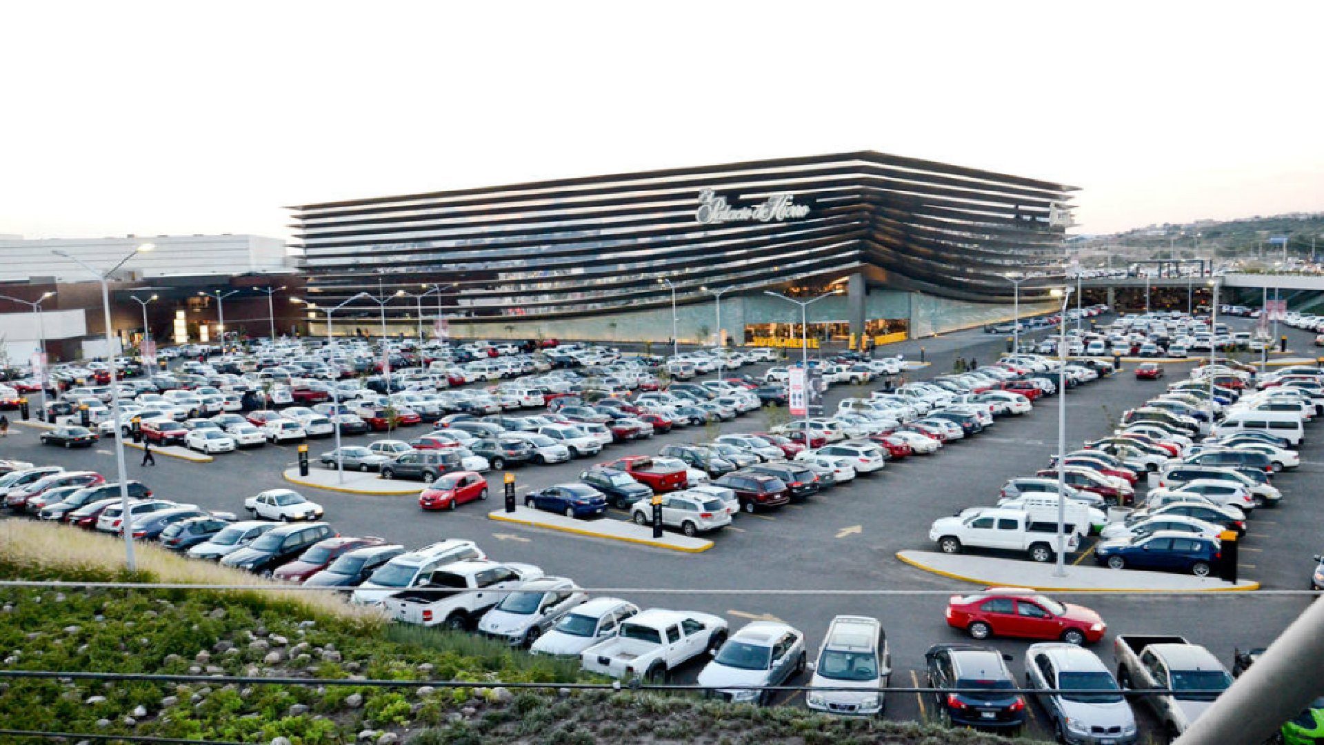 Diputado busca 2 horas de estacionamiento gratis en plazas