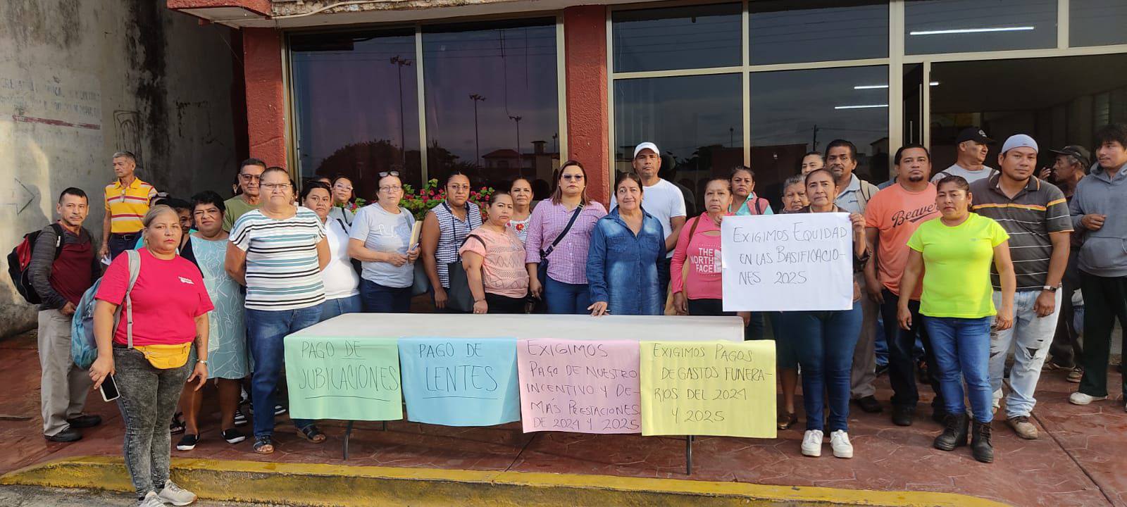 Trabajadores y policías en Agua Dulce exigen pagos