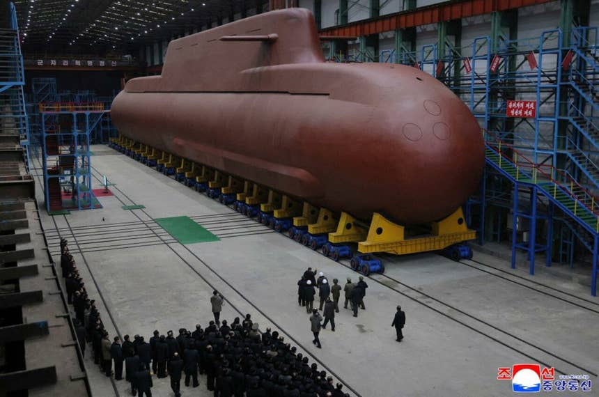 Kim Jong-un muestra músculo militar con submarino nuclear y su hija