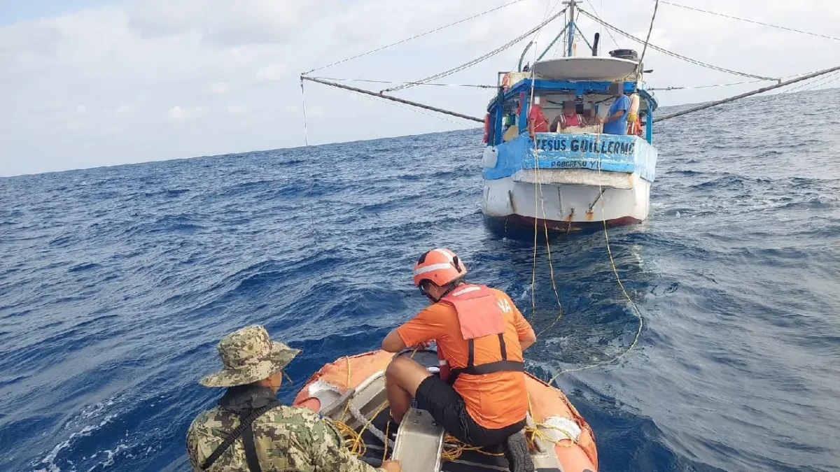 Marina rescata a cinco pescadores a la deriva en Tabasco