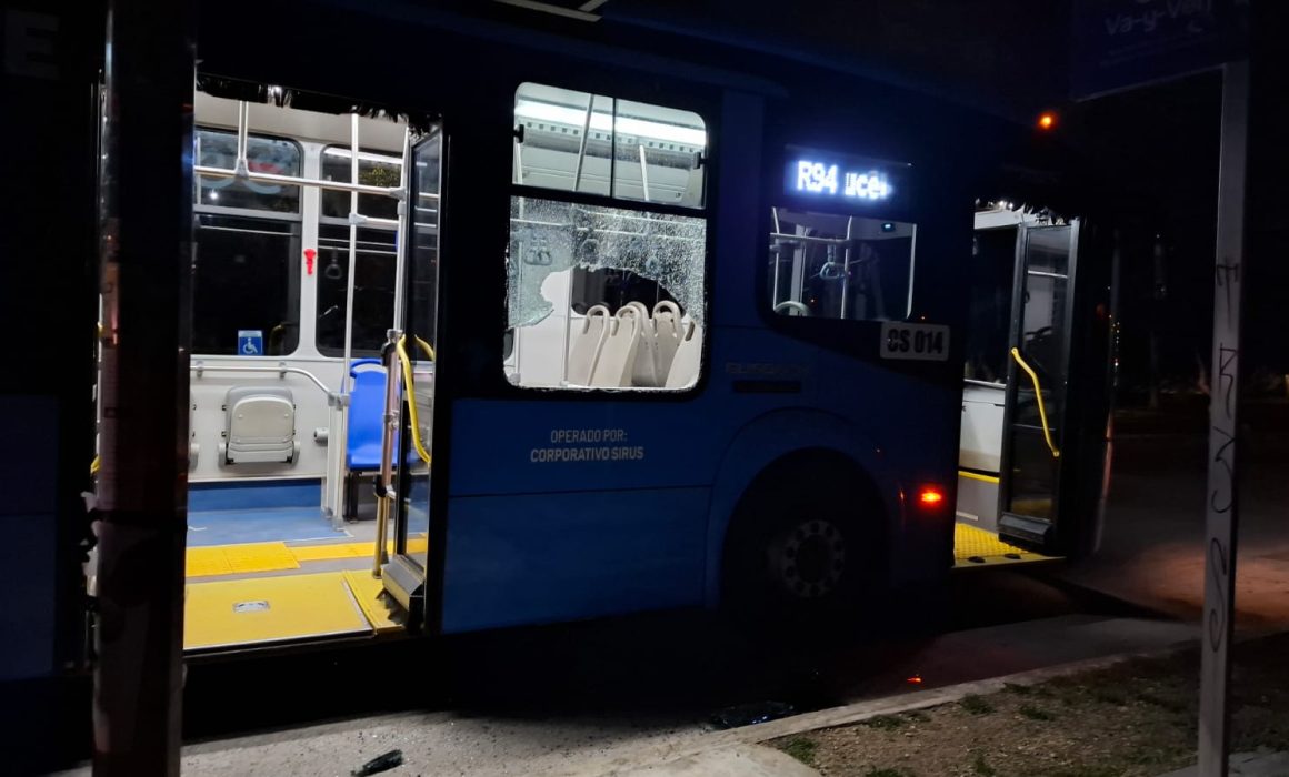 Joven de 26 años rompe ventana para escapar de autobús