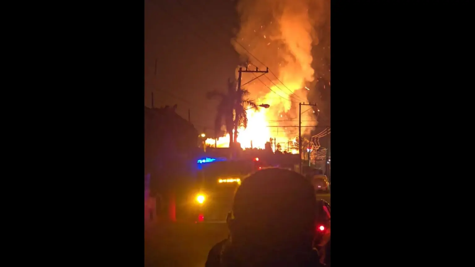 Incendio destruye por completo techo de restaurante en Mérida