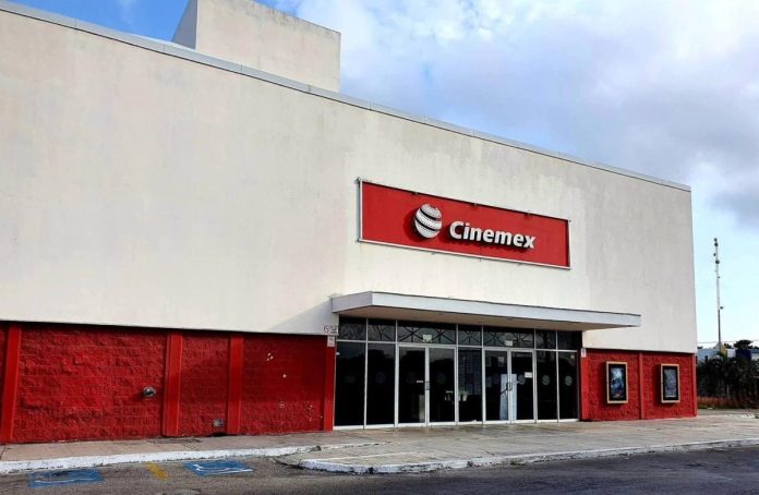 Cierre de Cinemex en Chetumal alarma a comerciantes locales