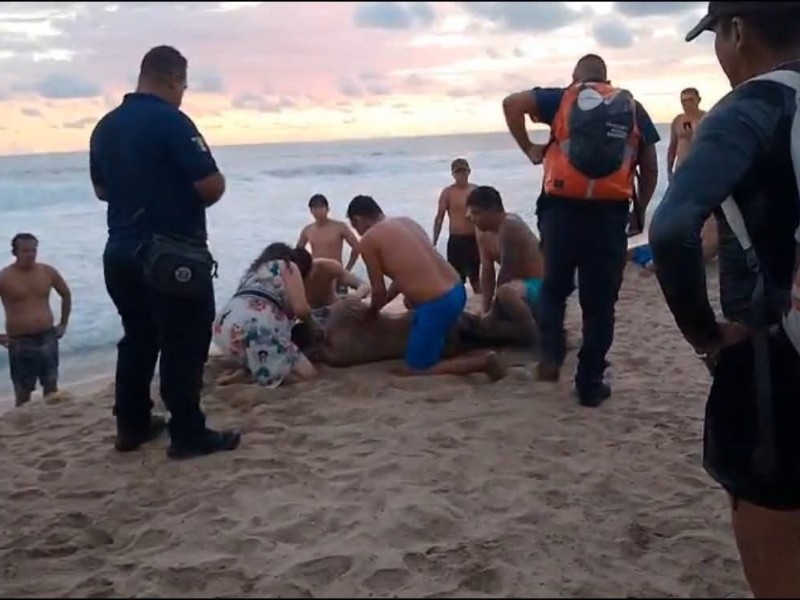 Marina rescata a 4 personas en playa de Guerrero