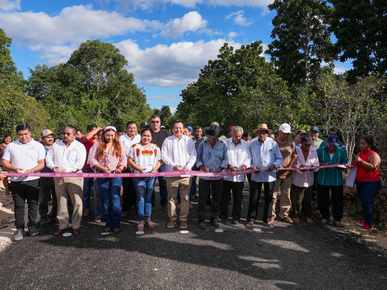 Díaz Mena inaugura caminos sacacosechas en Akil para el campo