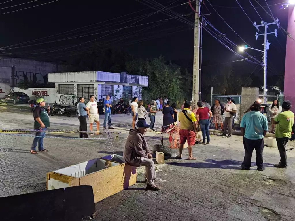 Bloqueo en Kabah Cancún por baches; motociclista lesionado