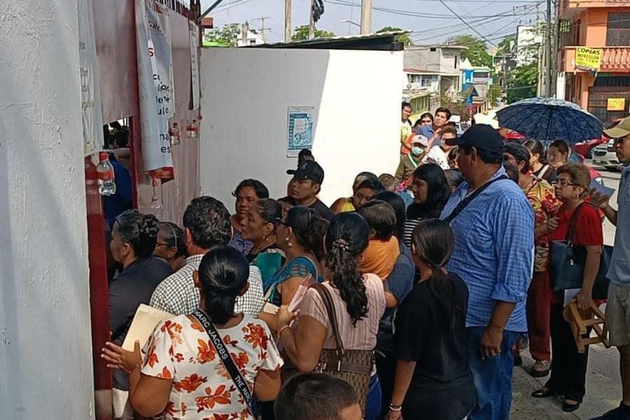 Largas filas en Registro Civil por CURP biométrica en Tabasco