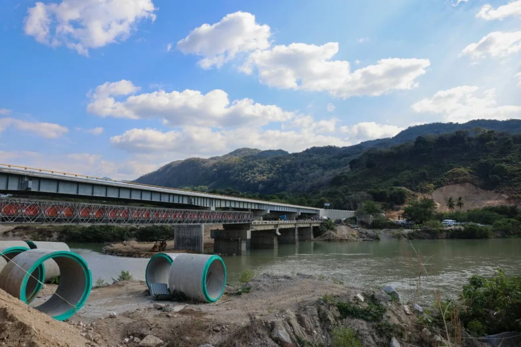 Sheinbaum y Salgado inauguran Puente Omitlán en Guerrero