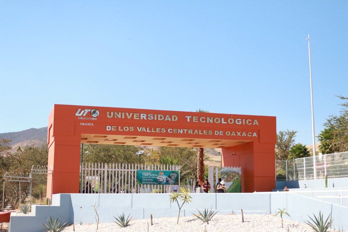 Trabajadores de UTVCO inician protesta por adeudos salariales