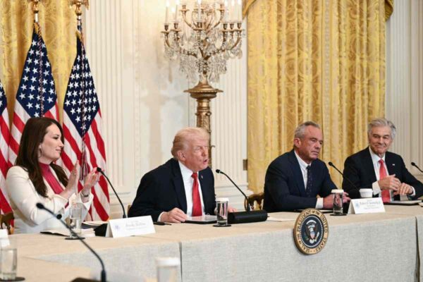 Trump amenaza con aranceles a países por control de Groenlandia