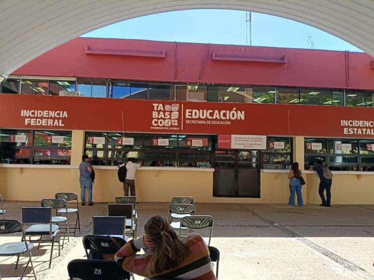 Maestros de secundaria exigen pago completo de quincena en Tabasco