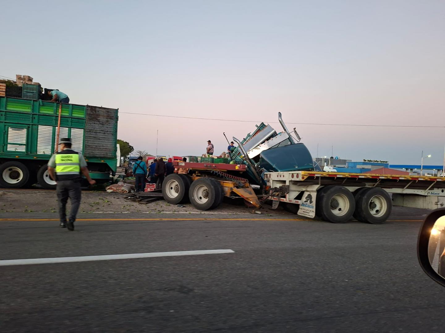 Vuelca tráiler con cebollas en carretera Tonalá–Arriaga