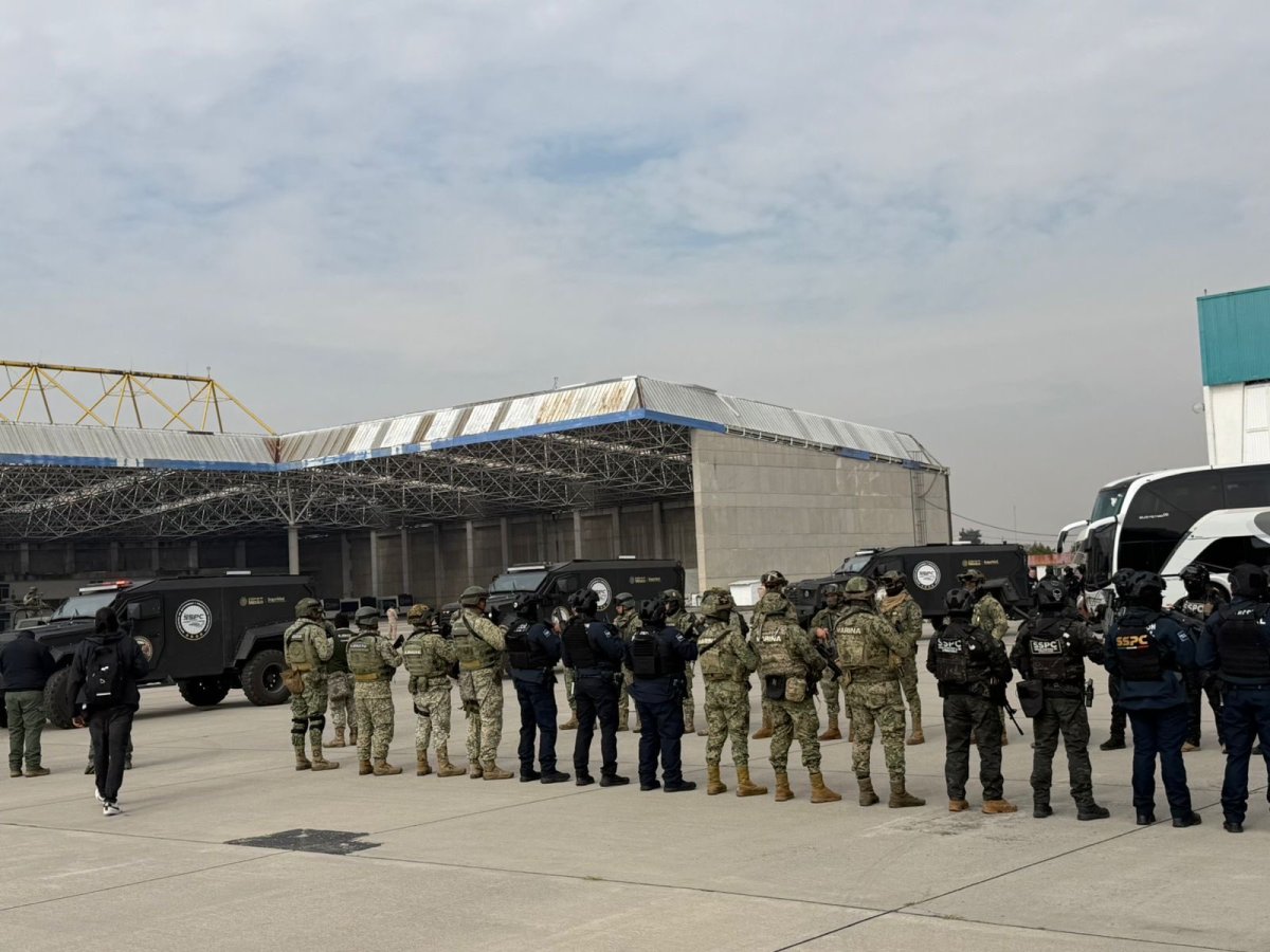 México extradita 37 narcos a EU; Harfuch niega pena de muerte