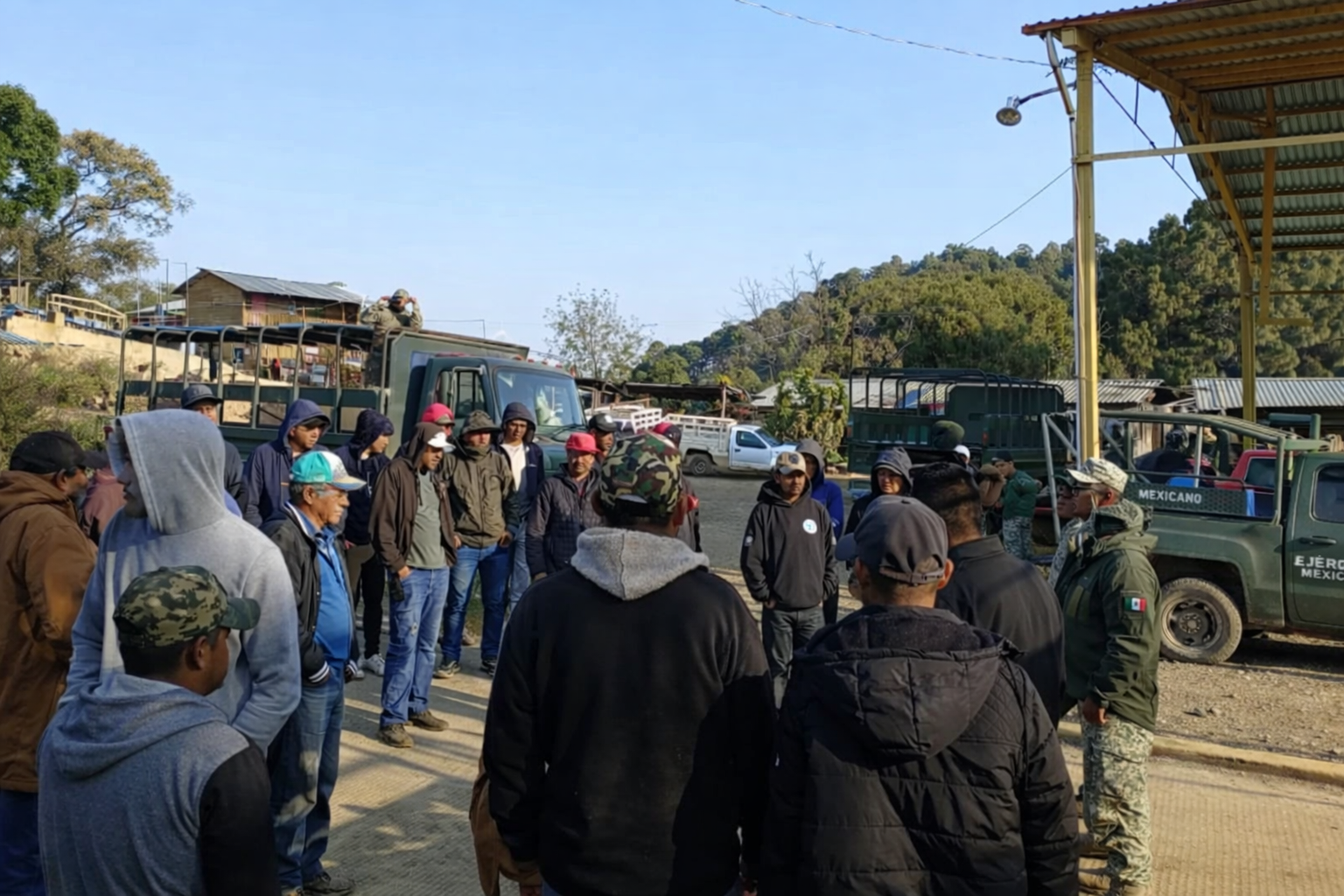 Pobladores de Tlacotepec retienen al Ejército por promesas fallidas