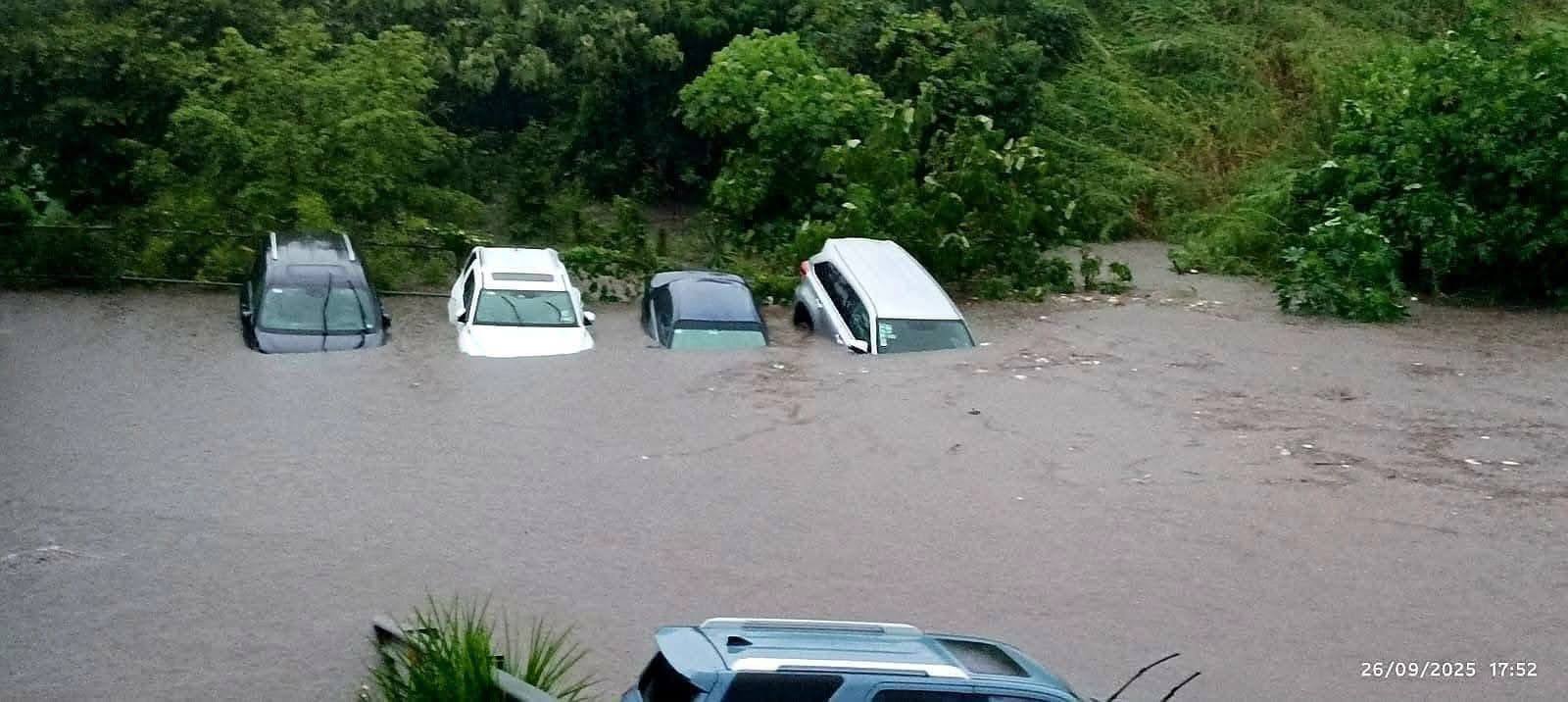 Tormenta en Córdoba inunda agencia Toyota dejando vehículos dañados