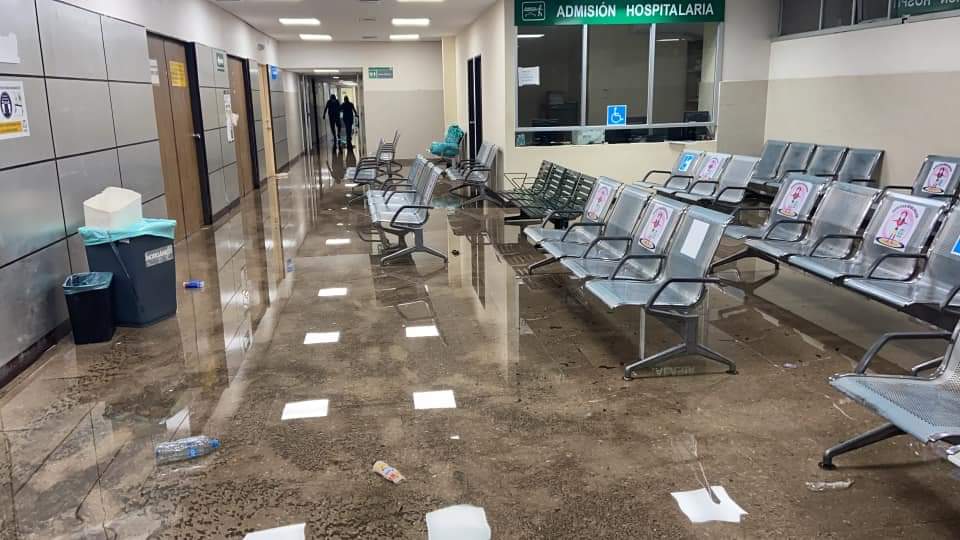 Inundación en UMAE 14 Veracruz pone en riesgo archivos y atención médica